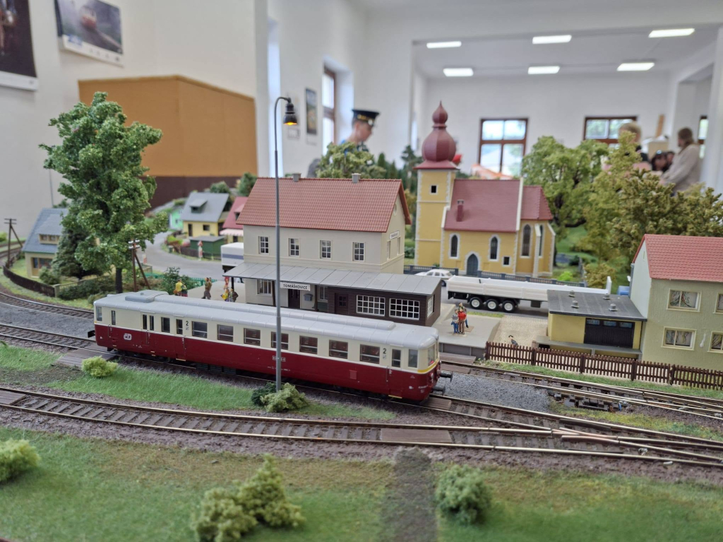 železniční modeláři dospělí3.jpg